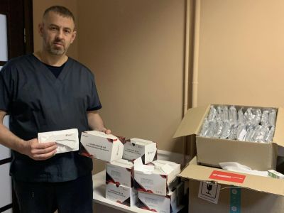Швейцарські волонтери передали бойовим медикам обладнання та ліки