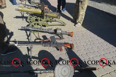 На головній площі Тернополя багато стрілецької зброї та спецтехніка (фото)