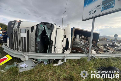 На Тернопільщині перекинулася вантажівка з причепами