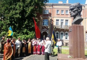 Тернополяни вшановували героїв ОУН та УПА покладанням квітів біля пам’ятника Ярослава Стецька