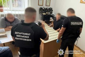 За 10 000 доларів тернополянин обіцяв знайомому організувати незаконне переправлення через кордон