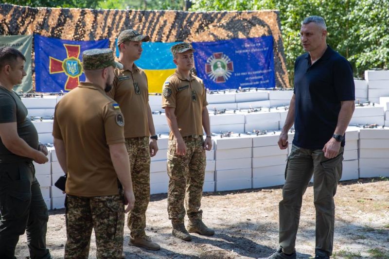 Кличко передав двом бригадам Нацгвардії 2300 дронів від киян