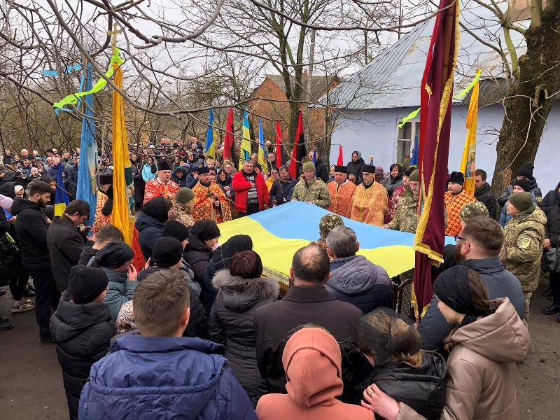 На Тернопільщині провели в останню дорогу 21-річного захисника Богдана Дороша (фото)