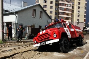 У Тернополі пожежна машина провалилася у тріщину, яка утворилася посеред проїжджої частини (фото)