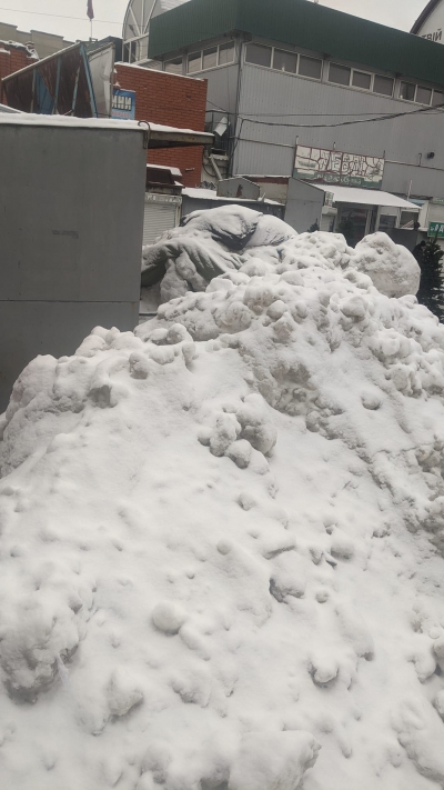 На Тернопільському ринку один з магазинів відмежували горою снігу (фотофакт)