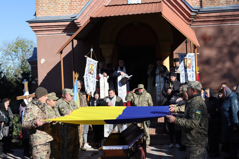 Громада Тернопільщини попрощалася з полеглим захисником Олександром Скакуном