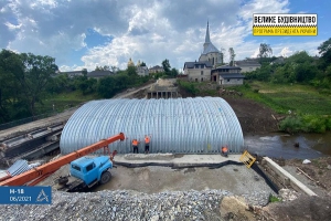 На Тернопільщині змонтували першу арку прогонової будови мосту через річку Серет на трасі Н-18