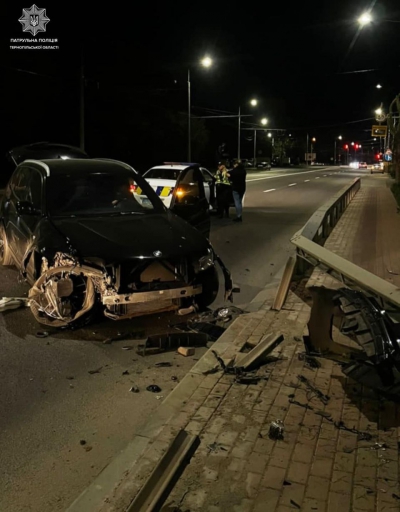У Тернополі п&#039;яний водій протаранив металевий відбійник