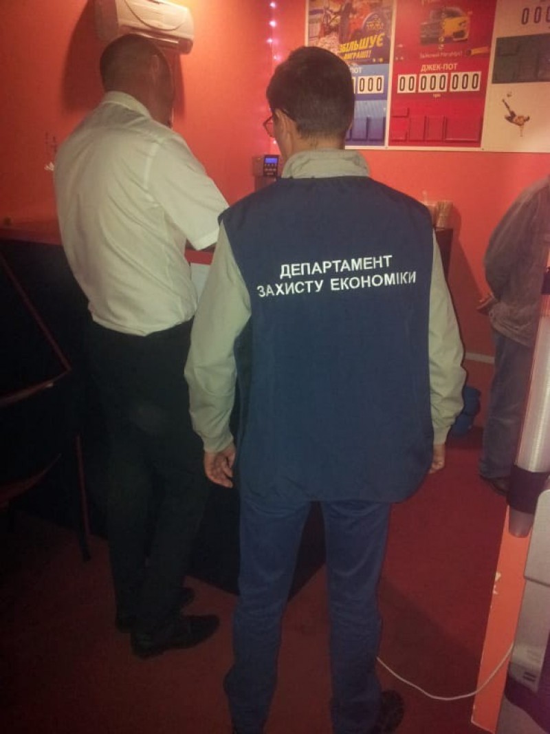 Біля тернопільського залізничного вокзалу викрили підпільний гральний заклад