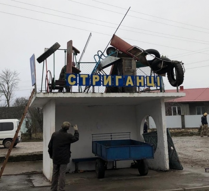 Безлад на зупинці: у мережі показали, як на Тернопільщині бешкетували на Андрія (фотофакт)