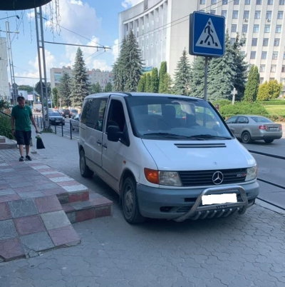 У центрі Тернополя невідомий водій повністю заблокував тротуар (фотофакт)