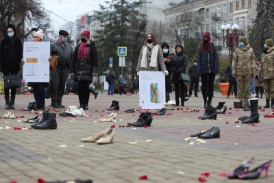 Тернополяни принесли взуття на Театральний майдан й закликали не мовчати про насильство (фоторепортаж)