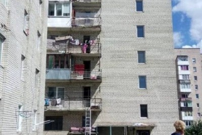 З вікна тернопільської багатоповерхівки випала жінка