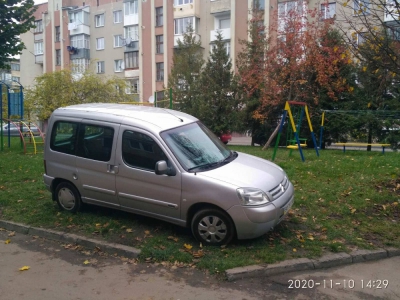 У Тернополі нахабний водій припаркуав своє авто на дитячому майданчику