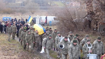 У громаді на Тернопільщині попрощалися з полеглим захисником Русланом Волошиним