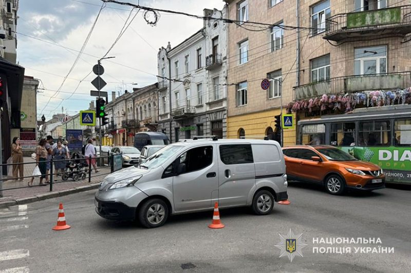 У центрі Тернополя водій іномарки врізався в електровелосипед: постражало троє людей