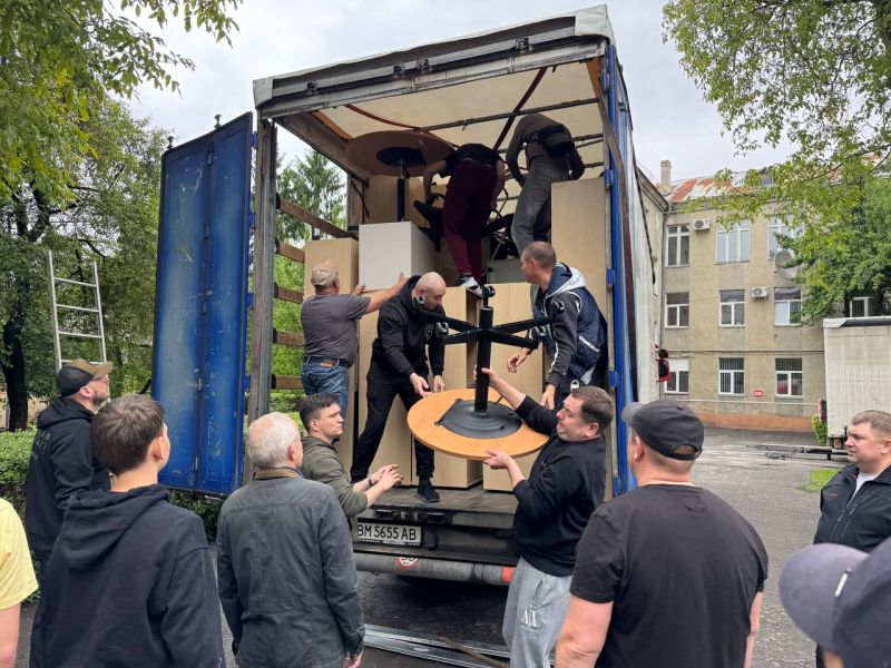 Тернопільський центр крові отримав 300 одиниць меблів від благодійників з Німеччини (фото)