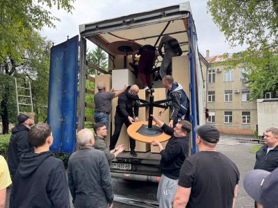 Тернопільський центр крові отримав 300 одиниць меблів від благодійників з Німеччини (фото)