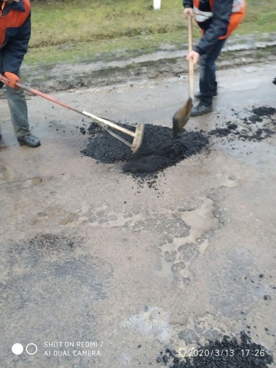 На Тернопільщині фірма колишнього нардепа ремонтує дорогу у зливу (фото, відео)