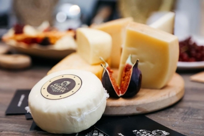 У Тернополі відкрили магазин крафтових сирів «Семеро козенят»