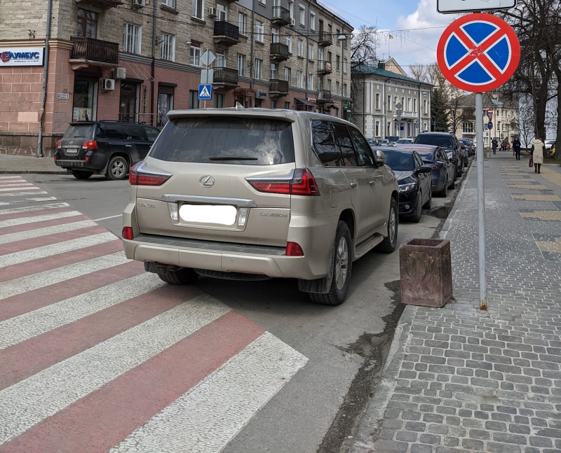 Тернопільські водії продовжують паркувати автівки, де заманеться (фотофакт)