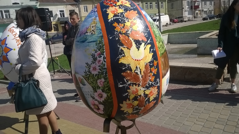 У райцентрі на Тернопільщині просто неба вибирали найкращу писанку