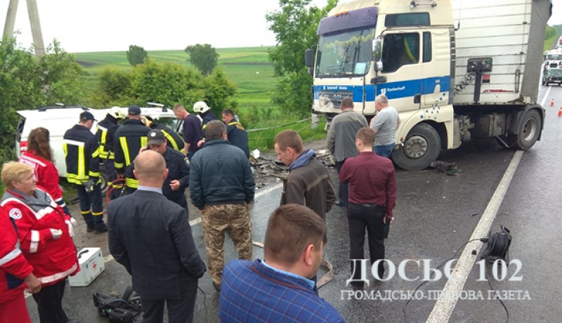 Смертельне лобове зіткнення на Тернопільщині : загинуло троє людей, ще двоє -  у важкому стані