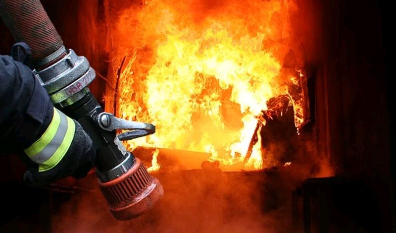 На Тернопільщині через неочищений від сажі димохід загорівся будинок