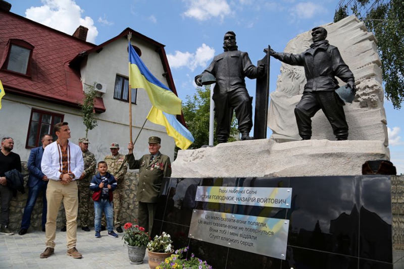 За сприяння Михайла Головка у Збаражі встановили пам&#039;ятник Героям Небесної Сотні Устиму Голоднюку та Назарію Войтовичу (фото, відео)