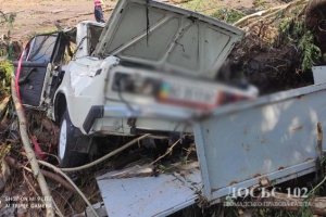 Сильний потік води змив автівку у воду: внаслідок стихійного лиха на Тернопільщині загинуло двоє дівчат та чоловік