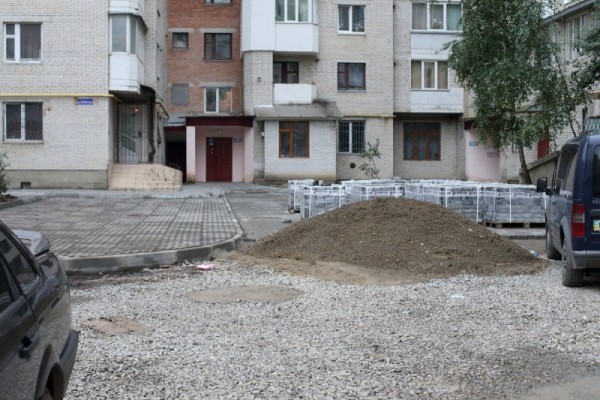 На Київській капітальний ремонт двору, ще на 15 тернопільських об&#039;єктах тривають роботи