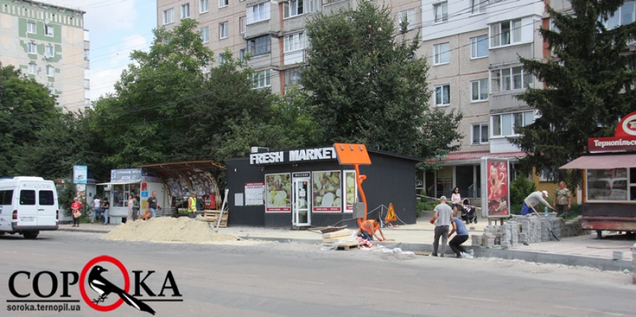 На одній з вулиць Тернополя облаштовують зупинку (фоторепортаж)