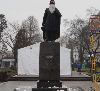 Скандальний пам&#039;ятник Пушкіну в Тернополі вже роздягнули