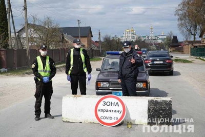 Поліцейські обмежують рух транспорту на територію Почаєва