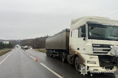 У Кременці зіткнулися дві вантажівки: поліцейські затримали одного із кермувальників