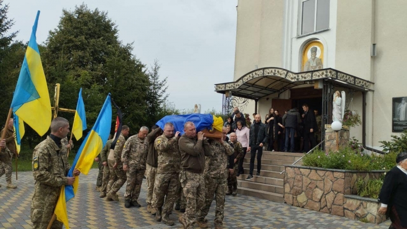 На Тернопільщині попрощалися із медиком Василем Гнатишином, який рятував життя на війні