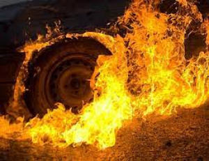 У Тернопільській області вщент згоріли автомобіль та гараж