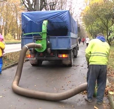 Листя з тернопільських вулиць вже &quot;всмоктують&quot; на повну