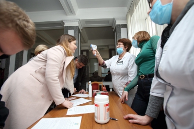 Перед початком сесії у Тернопільській міській раді провели температурний скрінінг відвідувачів