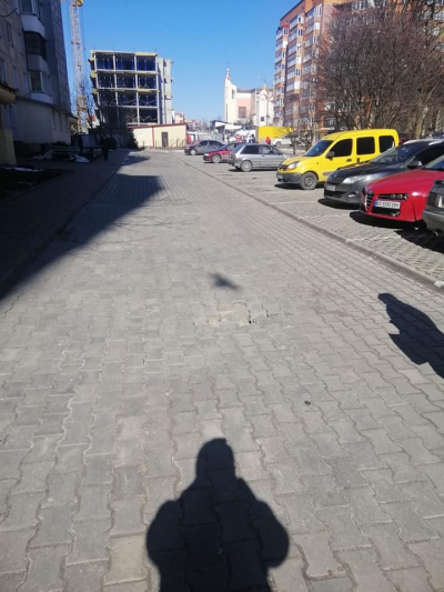 На тротуарі у Тернополі провалюється бруківка (фотофакт)
