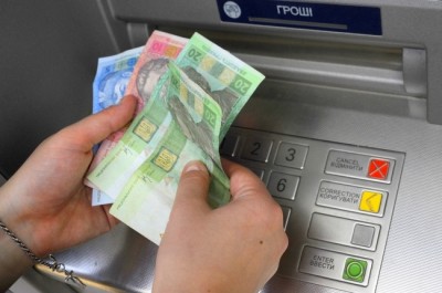 Майже півмільйона гривень викрав злодій з банкомата у торговому центрі Тернополя (відео)