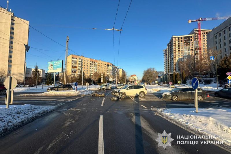 У Тернополі у ДТП зіткнулися водії автомобіля та мопеда