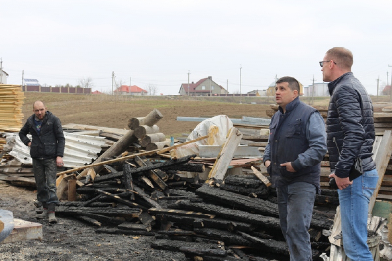 Неподалік Тернополя горів деревообробний цех (фото)