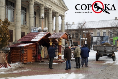 У центрі Тернополя демонтують різдвяну шопку (фотофакт)