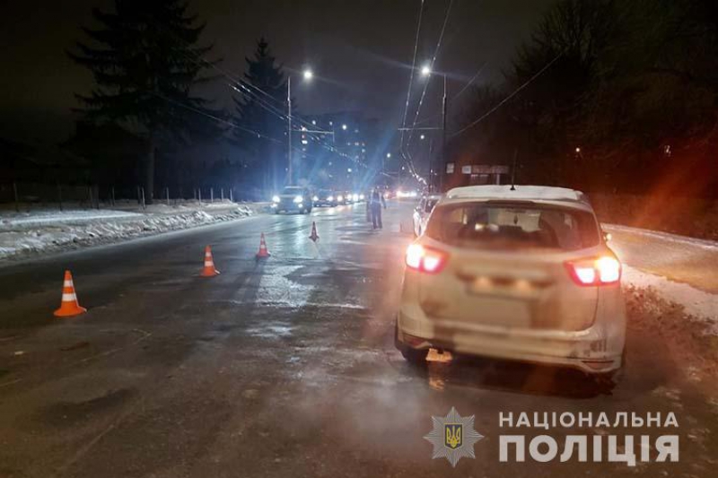 Неповнолітню, яку на переході у Тернополі збила іномарка, доправили в реанімаційне відділення