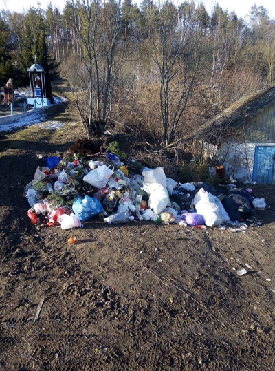 Поблизу кладовища на Тернопільщині – стихійне сміттєзвалище (фотофакт)