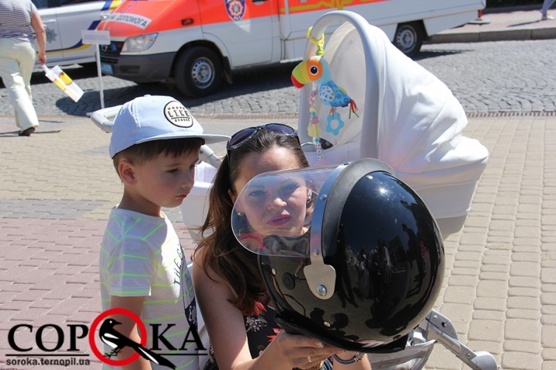 У центрі Тернополя діти перевтілюються у поліцейських (фото)