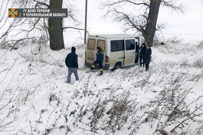 Тернопільські рятувальники витягнули зі снігових заметів три траспортні засоби