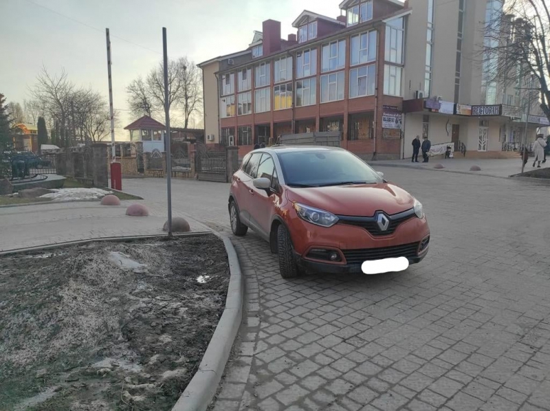 У Тернополі водій перекрив виїзд рятувальникам (фотофакт)