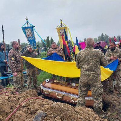 «Плакало небо і люди»: на Тернопільщині попрощалися з захисником Дмитром Завойським (фото)  